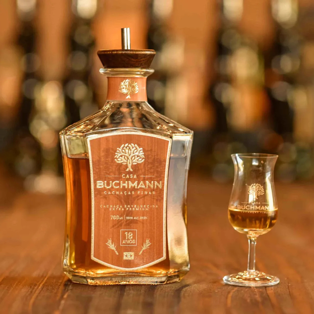 CACHAÇA ENVELHECIDA EM CARVALHO FRANCÊS 18 ANOS (700Ml) – Casa