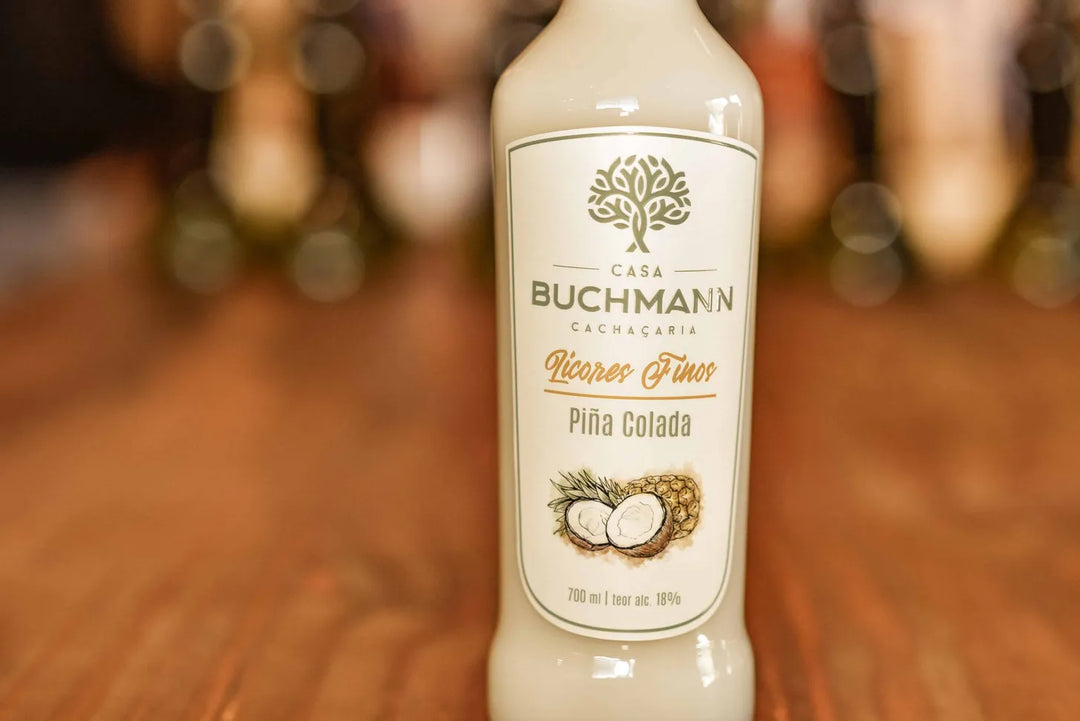 LICOR FINO COM SABOR DE PIÑA COLADA (700Ml)