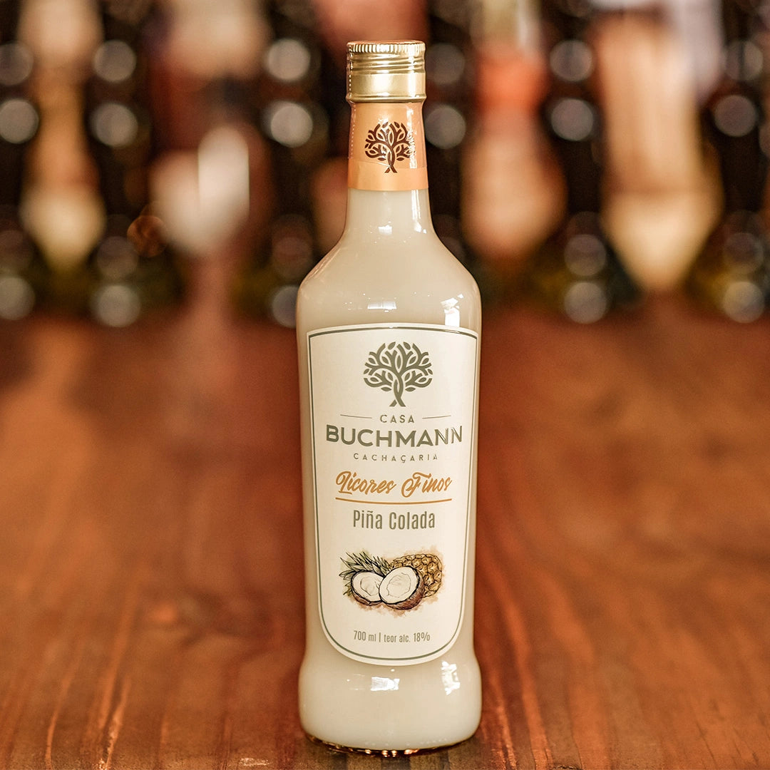 LICOR FINO COM SABOR DE PIÑA COLADA (700Ml)